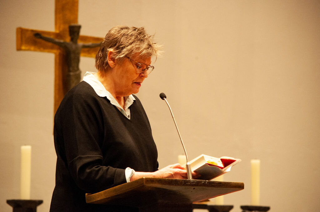 Petra Oelker bei der Benefizlesung zugunsten von Hinz&Kunzt in St. Nikolai, Hamburg